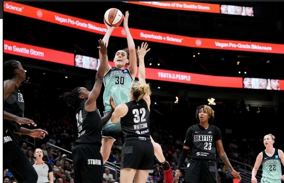 Sabrina Ionescu leads Liberty over Aces and ties league record